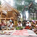 selamatan,eerst bidden en eten voordat het huis wordt gebouwd