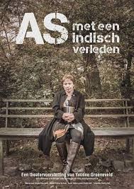 yvonne-met-de-urn-met-as-van-haar-moeder